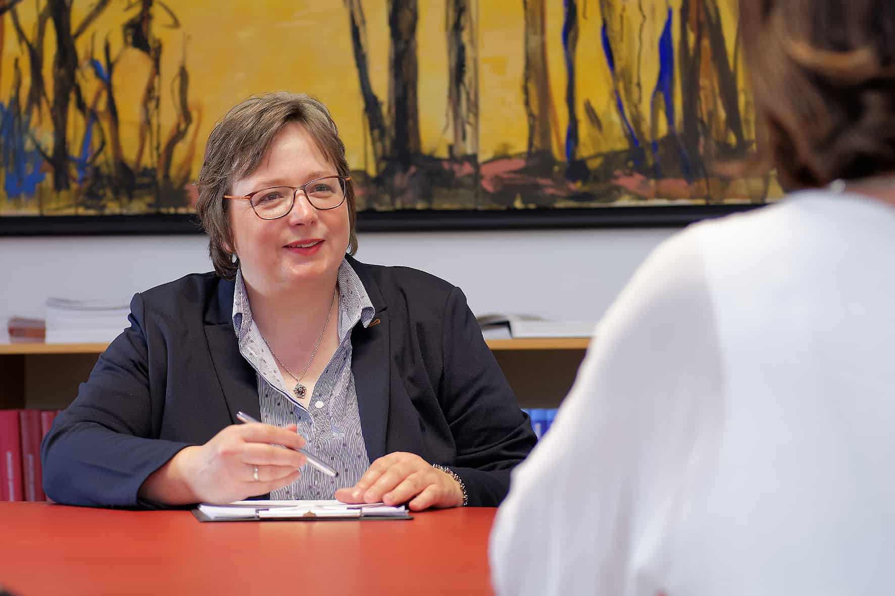 Rechtsanwältin und Notarin Silvia C. Groppler 3 Rechtsanwältin und Notarin Silvia C. Groppler ist Fachanwältin für Familienrecht, Fachanwältin für Mietrecht und Wohneigentumsrecht, und berät in notariellen Angelegenheiten